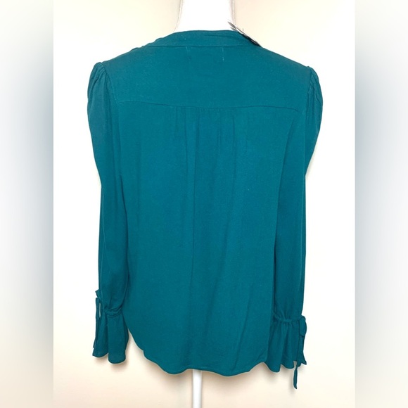 NWT Band of the Free Green Faux Wrap Blouse V-Neck Flutter Cuffs Women Small - Picture 2 of 8